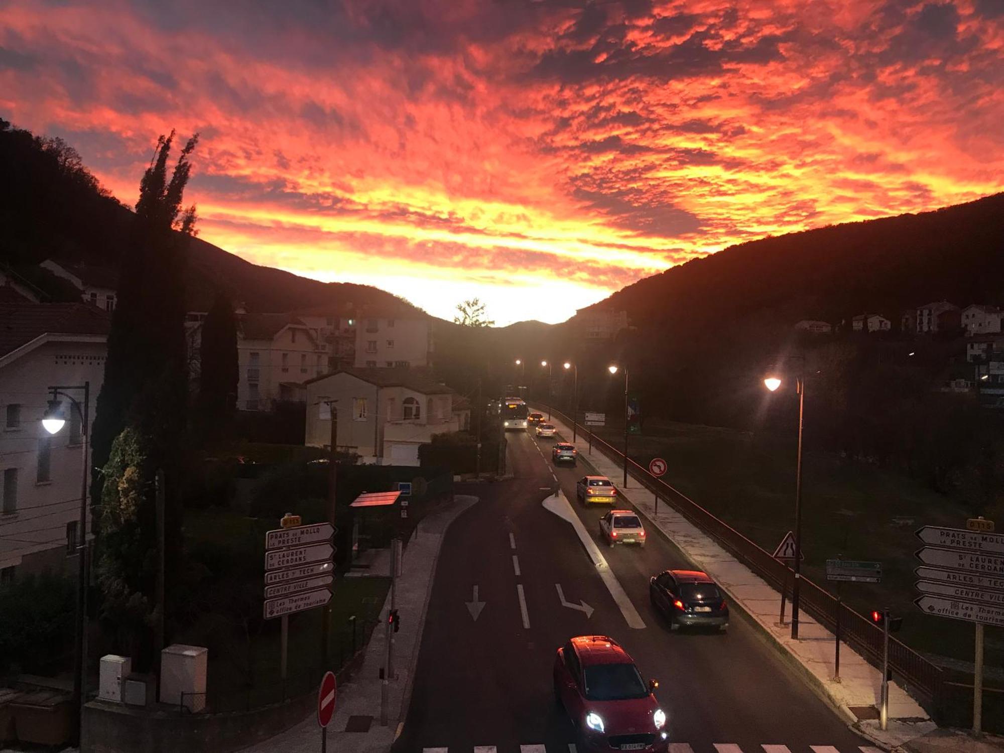Hébergements à La Rive, Accueil ouvert tous les jours jusqu'à 20h00 dernier délai, depuis 29 ans ! Réserver ici svp ! Merci ! Aucun règlement à distance accepté, Paiement par CB, Espèces, Chèque ou Chèques-Vacances impérativement à la remise des clef Amélie-les-Bains-Palalda Extérieur photo